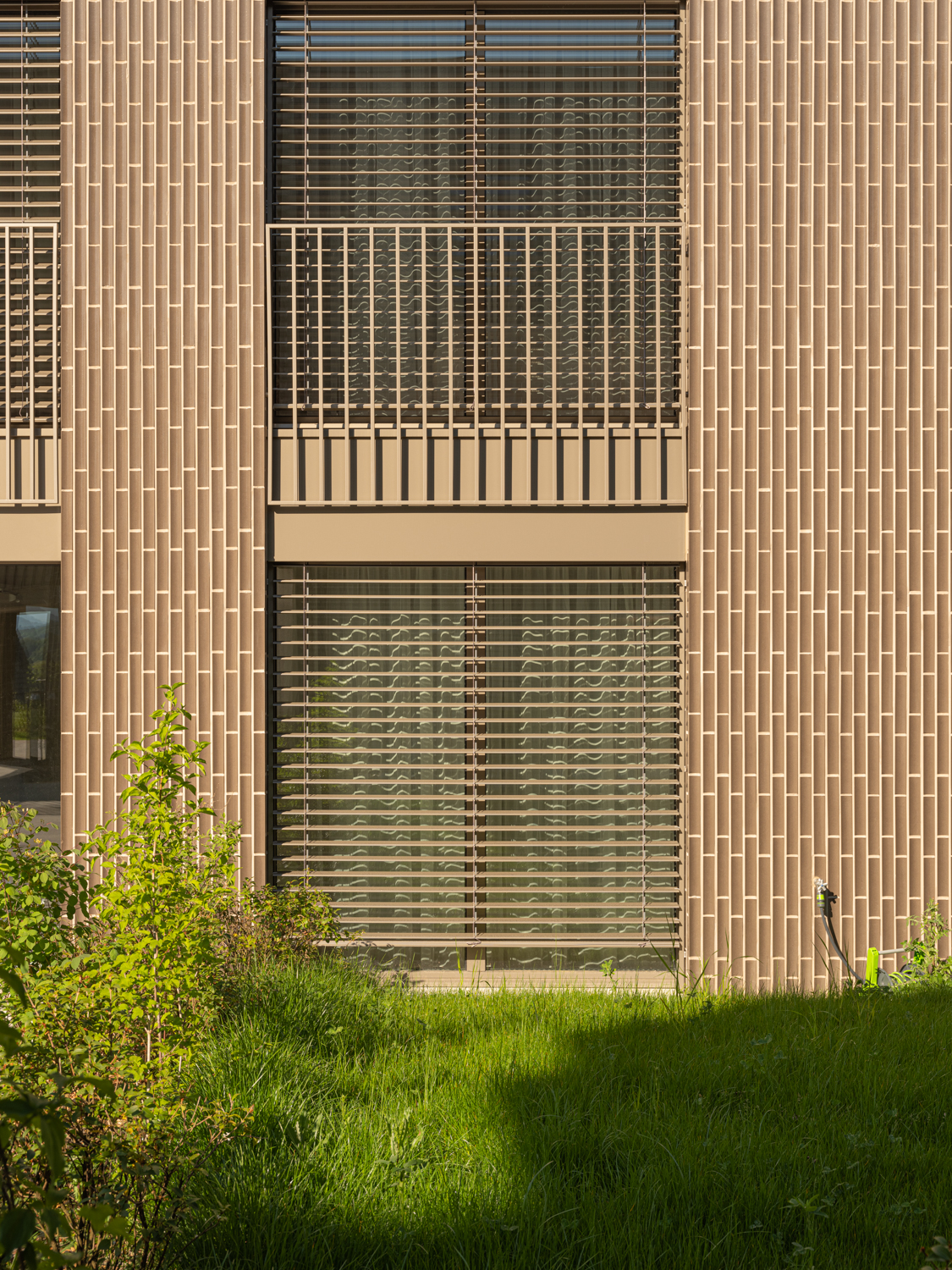 Façade frontale, détails des stores et fenêtres